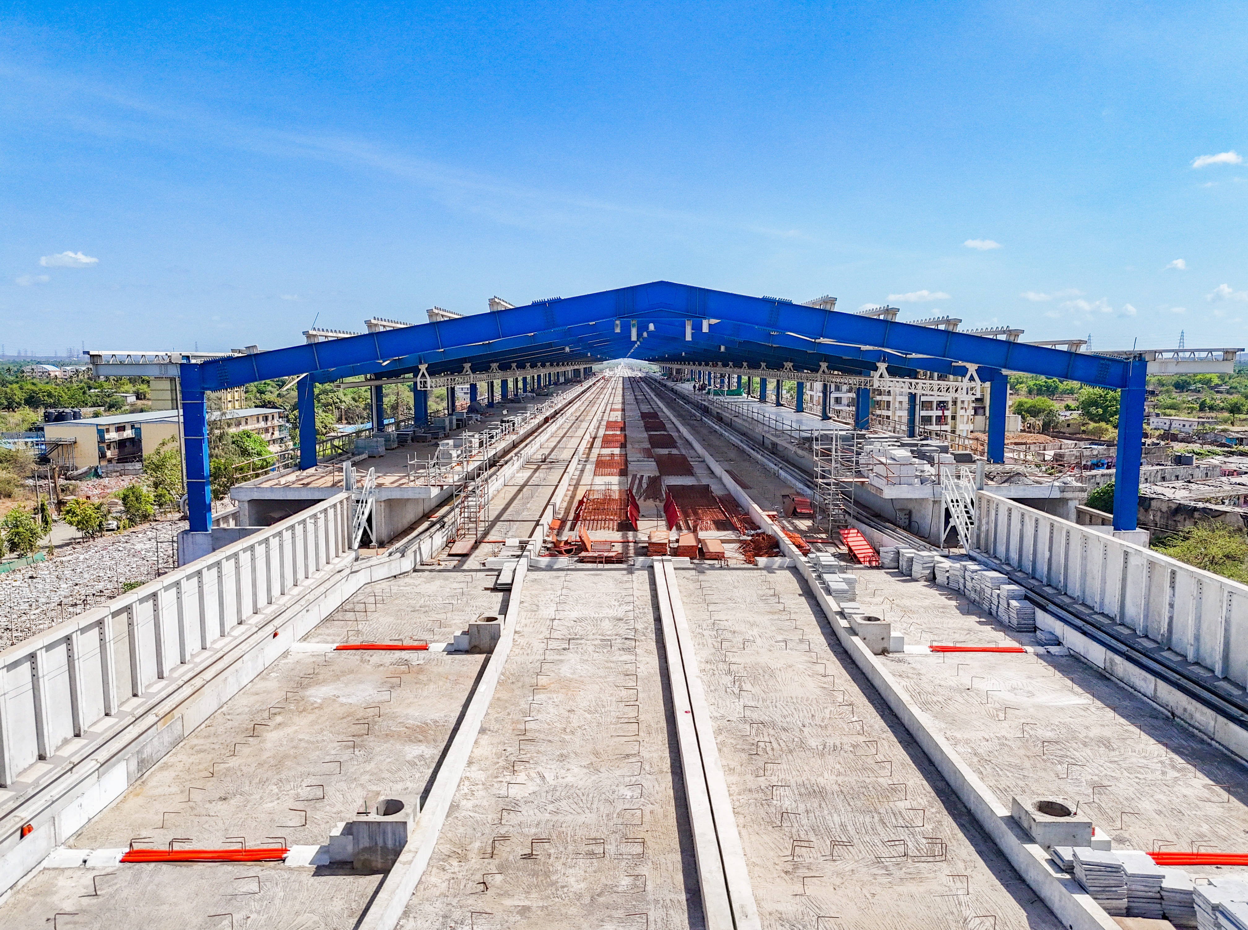 ビリモラ新幹線駅では建設工事とともに、ホーム階での軌道敷設工事も急速に進んでいます